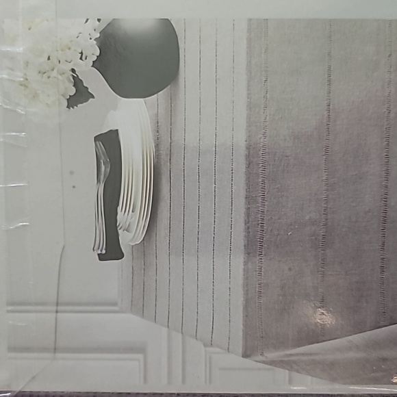 Brand new tablecloth - Picture 1 of 3